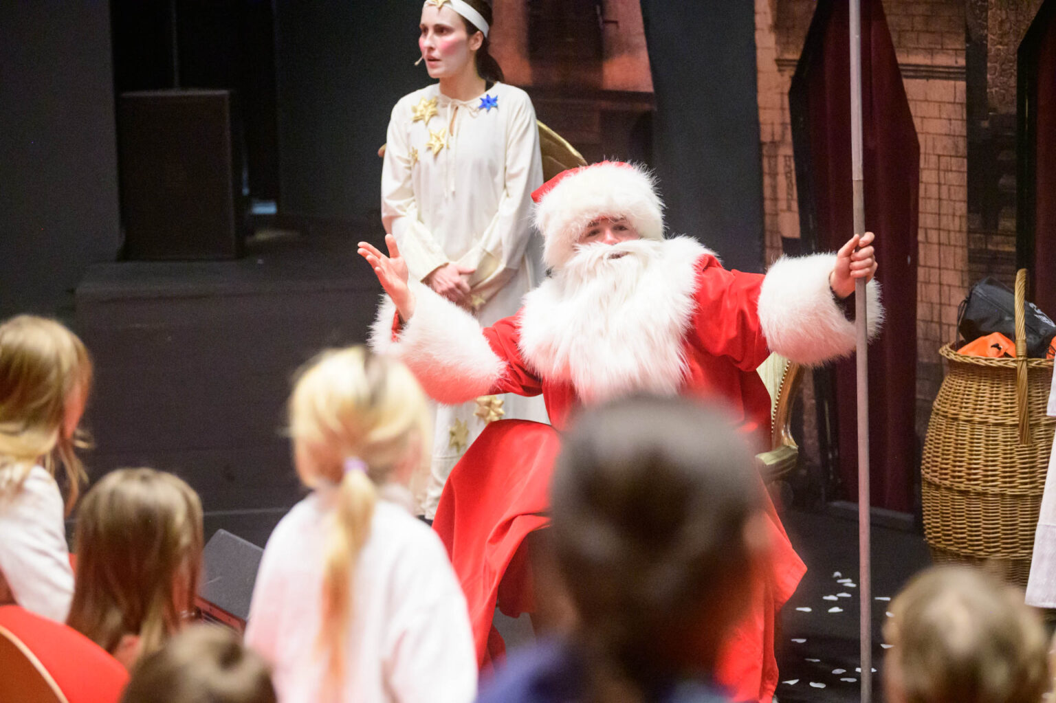 Gwiazdka Radia Lodz i przyjaciol w Teatrze Arlekin fot Sebastian Szwajkowski 14