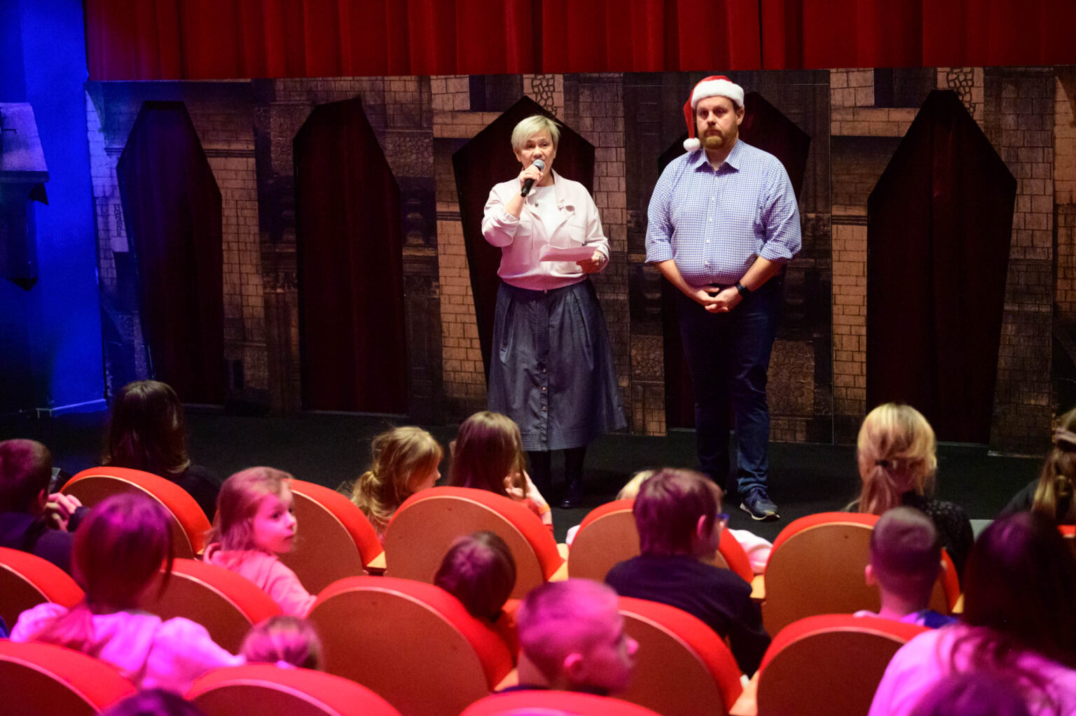 Gwiazdka Radia Lodz i przyjaciol w Teatrze Arlekin fot Sebastian Szwajkowski 3