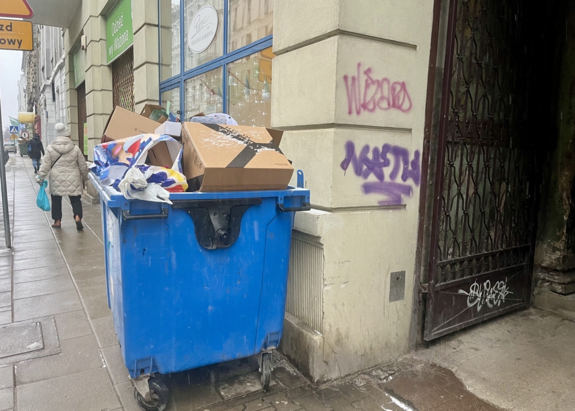 Góry śmieci zalegają po świętach. Służby nadrabiają zaległości 1 Góry śmieci zalegają po świętach. Służby nadrabiają zaległości