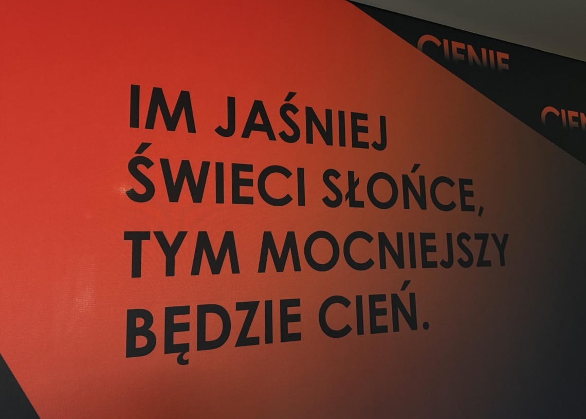 PRL we współczesnym klimacie. Spektakl "Cienie" w łódzkiej ASP