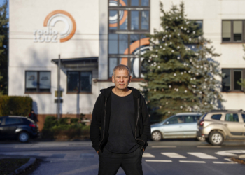 Jacek Grudzień przed budynkiem Radia Łódź, fot. Konrad Ciężki
