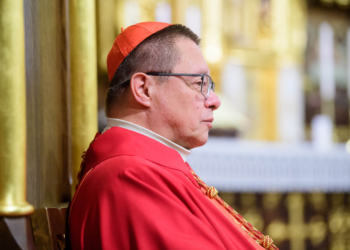 Kardynał Grzegorz Ryś odprawił ostatnią mszę dla wiernych. Pożegnanie w łódzkiej archikatedrze [ZDJĘCIA]