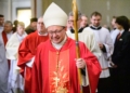 Kardynał Grzegorz Ryś odprawił ostatnią mszę dla wiernych. Pożegnanie w łódzkiej archikatedrze [ZDJĘCIA]
