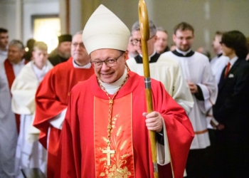 Kardynał Grzegorz Ryś odprawił ostatnią mszę dla wiernych. Pożegnanie w łódzkiej archikatedrze [ZDJĘCIA]