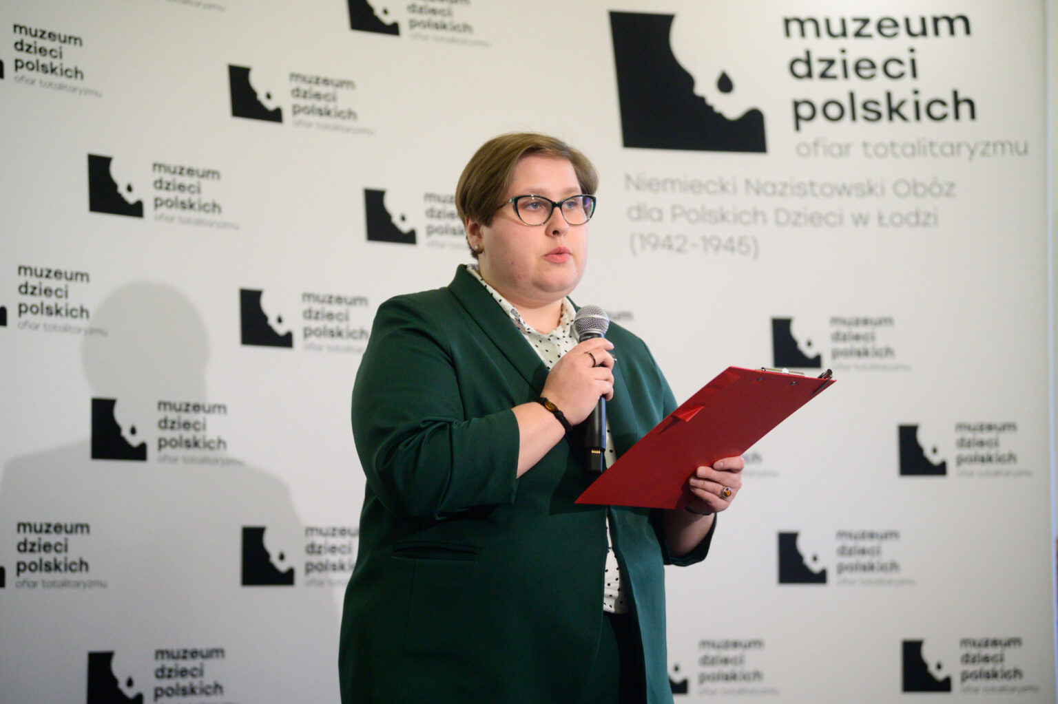 Pamiatkowe tabliczki dla rodzin ofiar obozu przy Przemyslowej fot Sebastian Szwajkowski