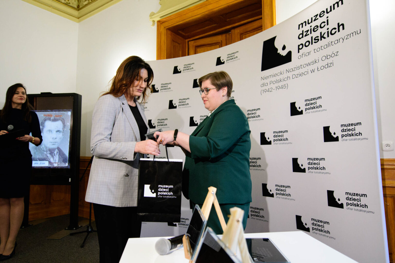 Pamiatkowe tabliczki dla rodzin ofiar obozu przy Przemyslowej fot Sebastian Szwajkowski 10
