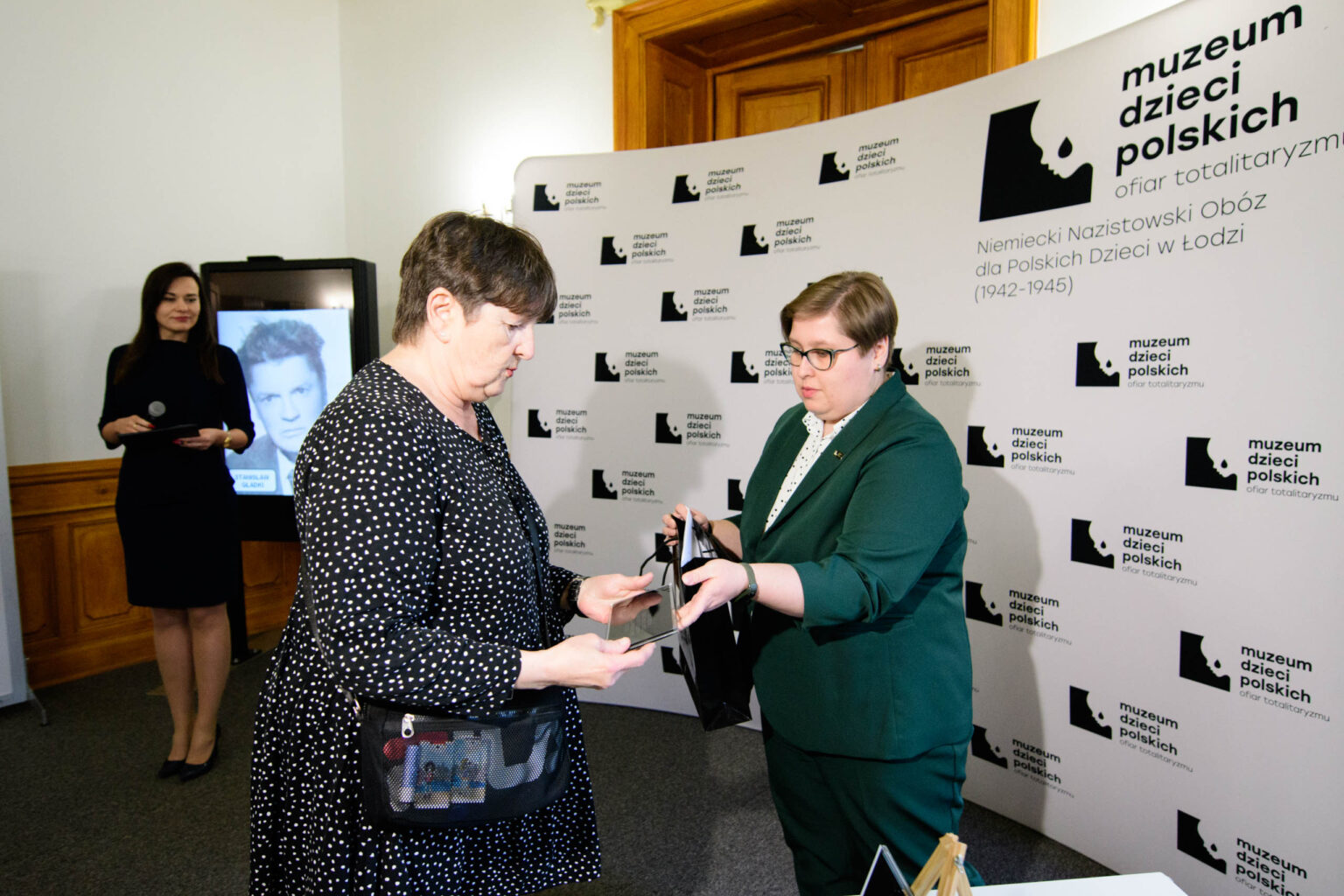 Pamiatkowe tabliczki dla rodzin ofiar obozu przy Przemyslowej fot Sebastian Szwajkowski 8
