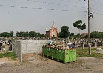 Lokalny konflikt w Wartkowicach. Proboszcz nagrywa i publikuje wizerunki osób zaśmiecających cmentarz/fot. Google Street View (zdjęcie ilustracyjne)