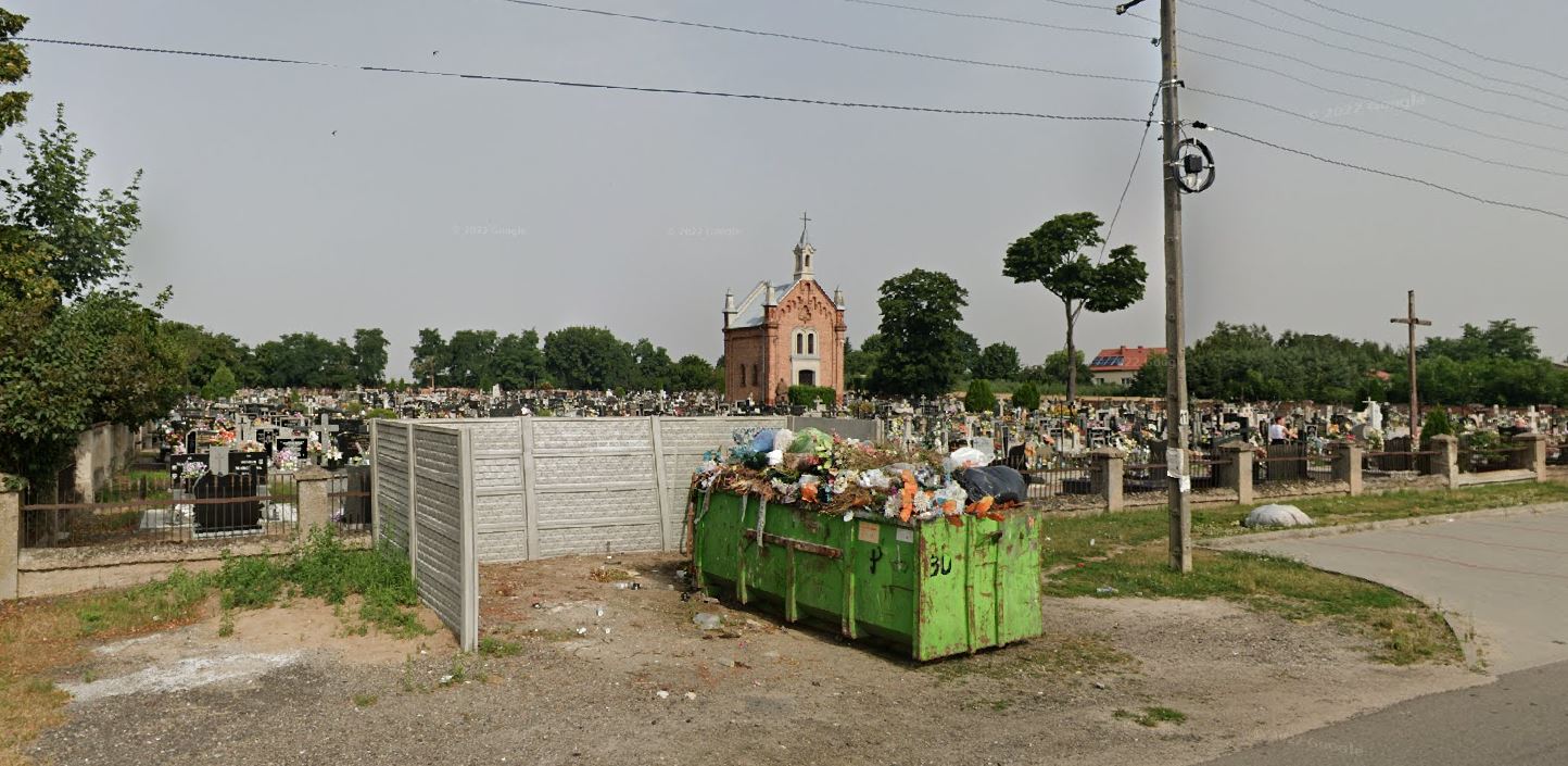 Lokalny konflikt w Wartkowicach. Proboszcz nagrywa i publikuje wizerunki osób zaśmiecających cmentarz/fot. Google Street View (zdjęcie ilustracyjne)