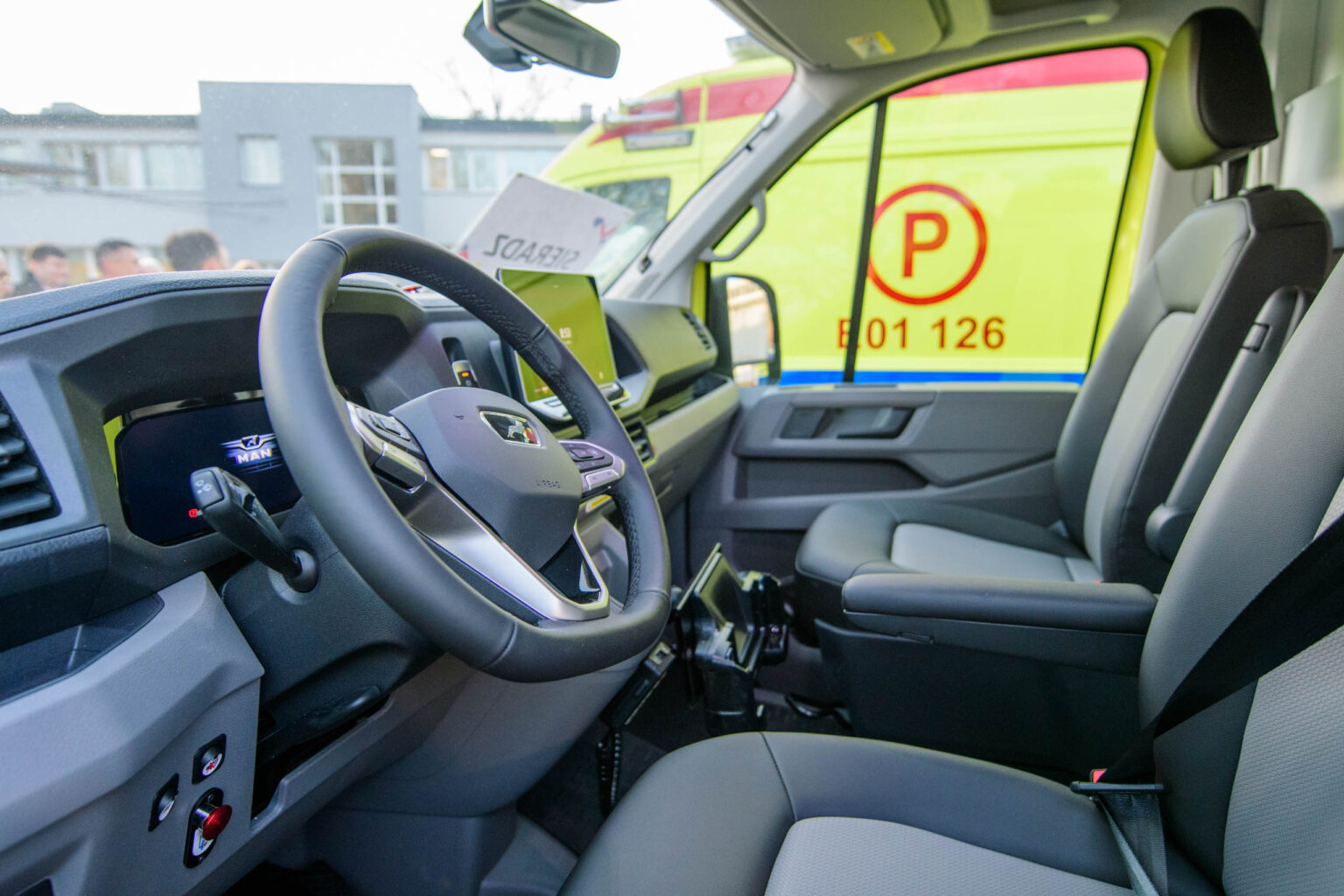 Przekazanie specjalistycznych ambulansow w WSRM fot Sebastian Szwajkowski 11