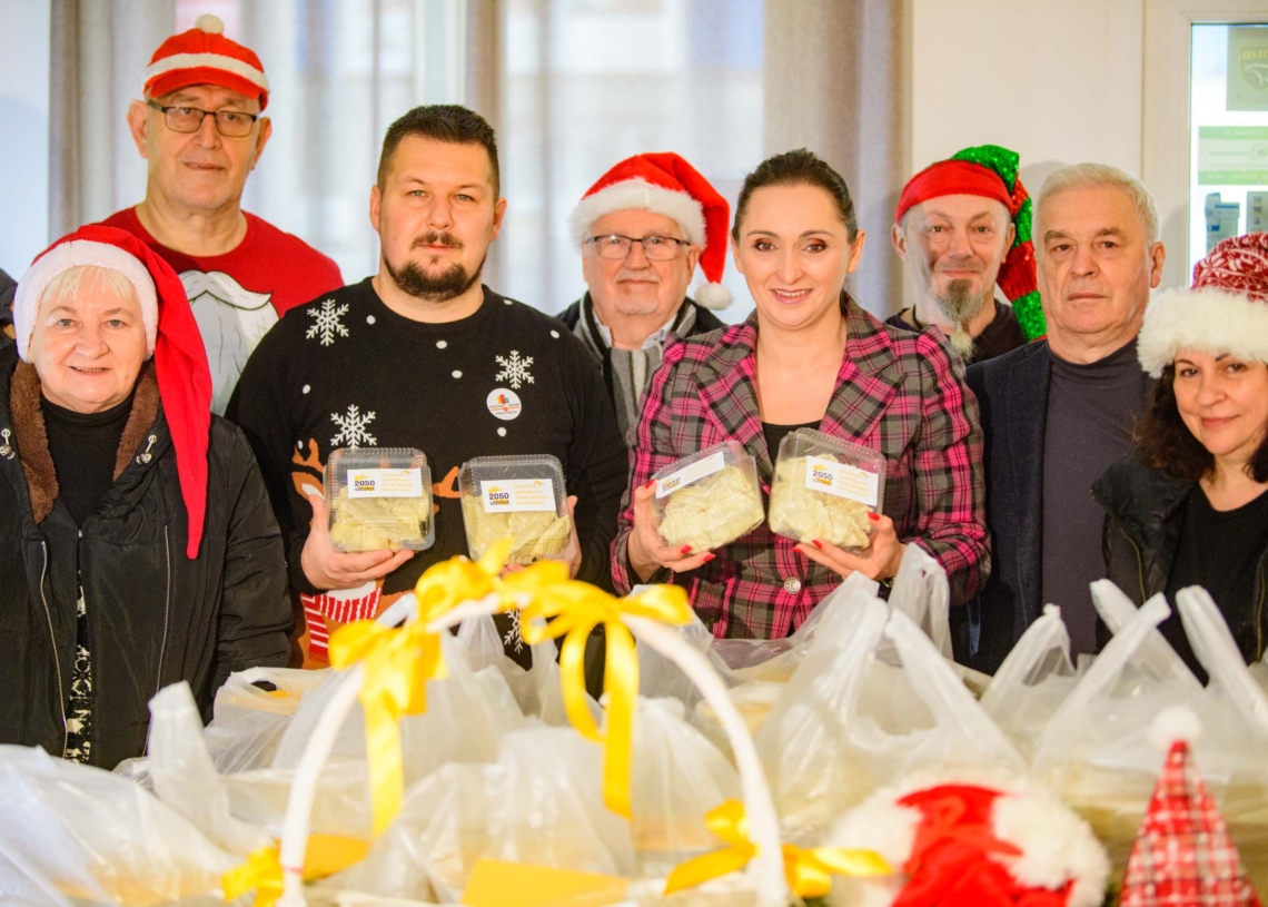 Paczki z żywnością i prezentami dla potrzebujących. Łódzka akcja Polski 2050