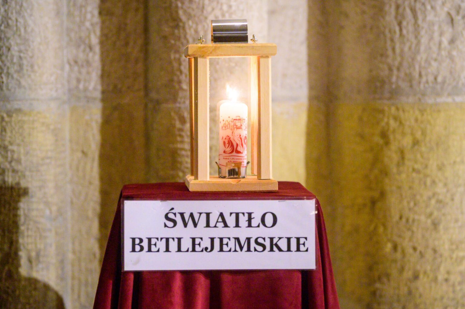 Swiatlo Betlejemskie w lodzkiej katedrze fot Sebastian Szwajkowski 2 1