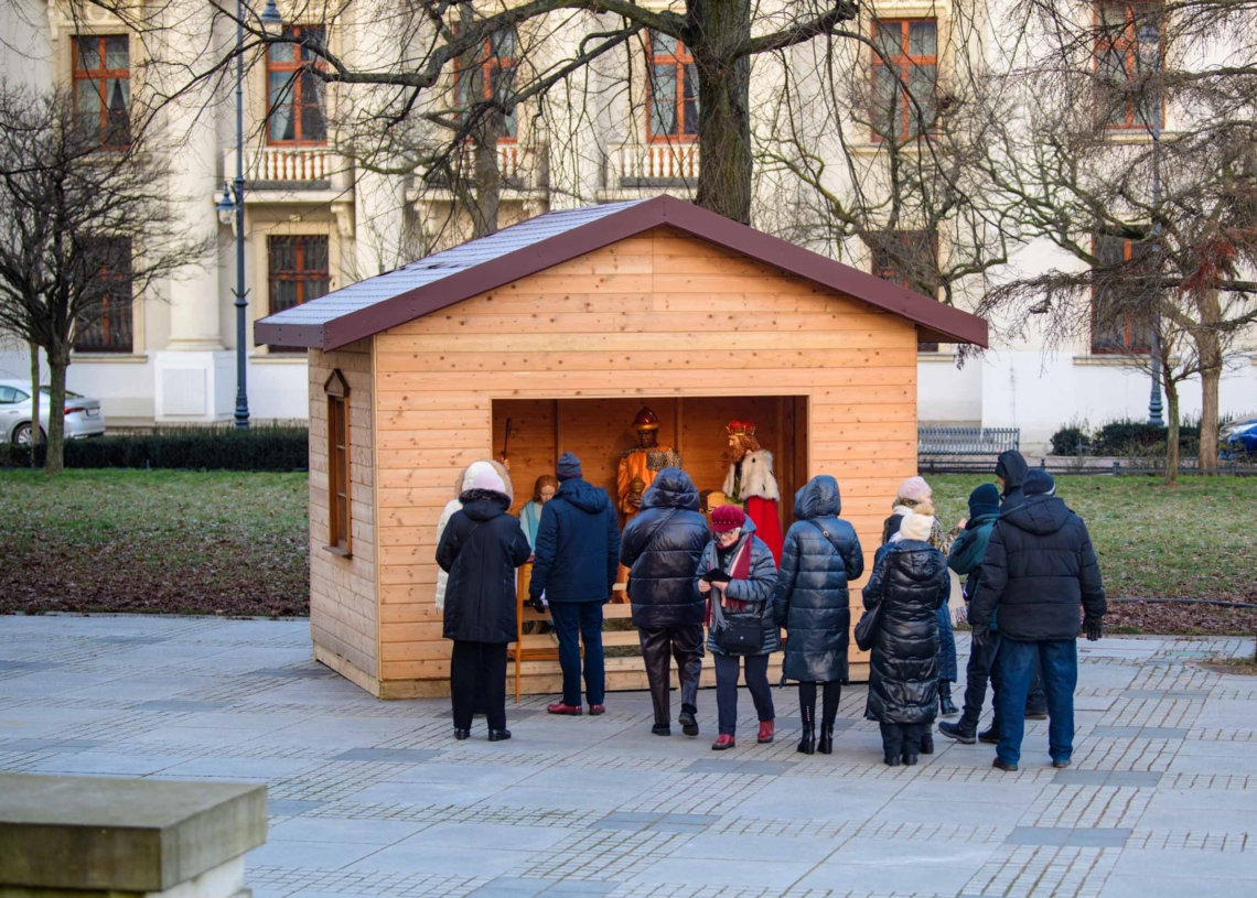 Szopka przed łódzką archikatedrą w zmienionej wersji. Jak oceniają ją łodzianie? [ZDJĘCIA]