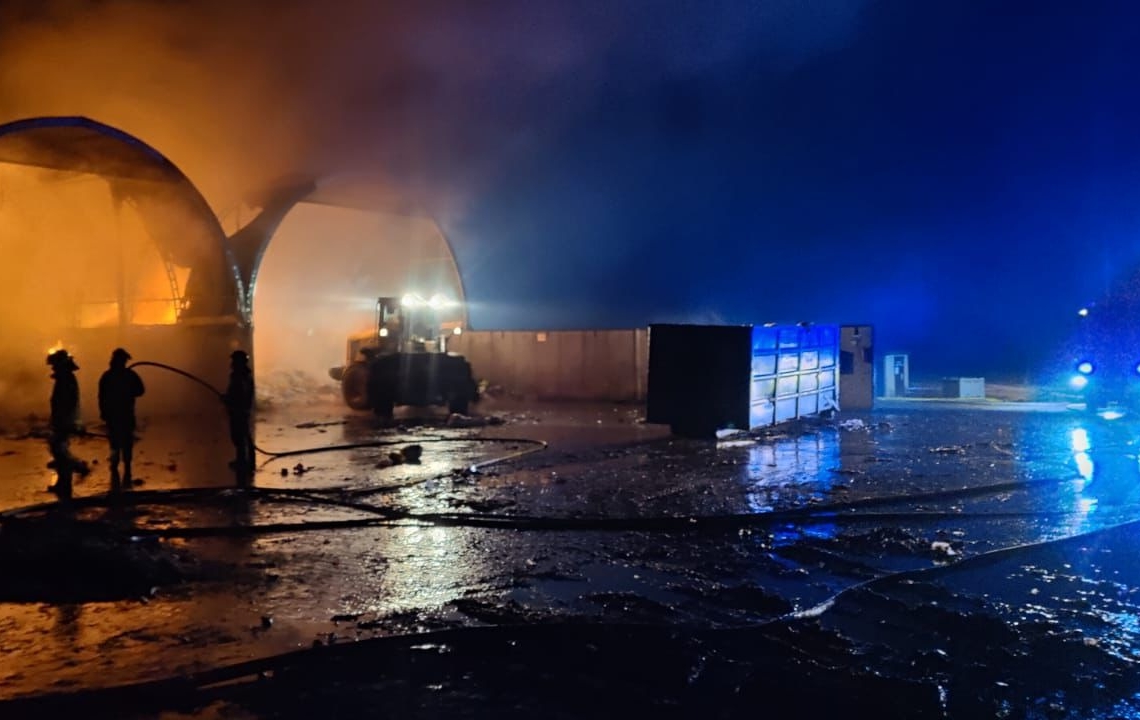 Pożar hałdy śmieci pod Opocznem. Gmina apeluje do mieszkańców: nie otwierajcie okien i drzwi 1 Pożar PSZOK pod Opocznem. Płonęła gigantyczna hałda śmieci