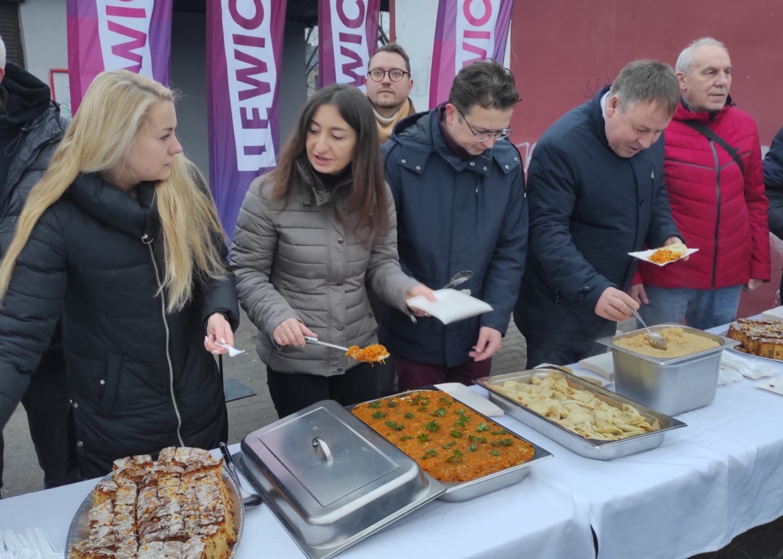 Świąteczny poczęstunek w Pabianicach. Coroczna tradycja Lewicy