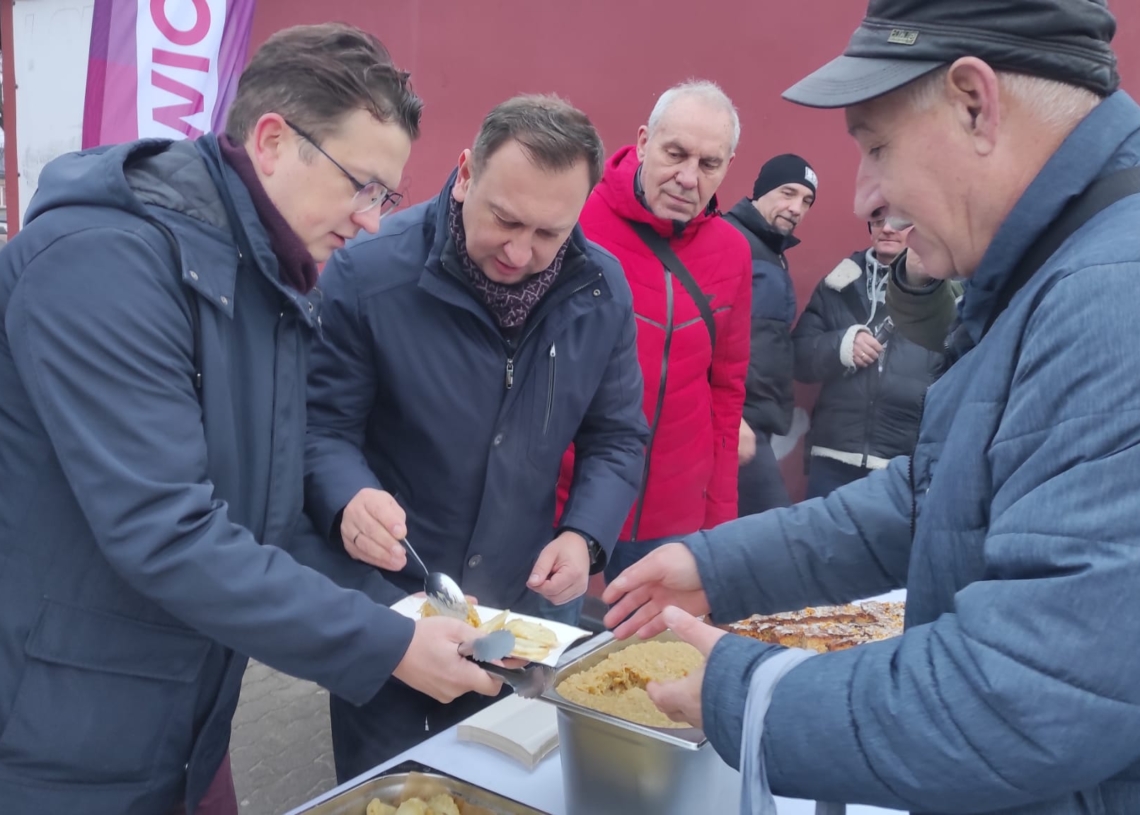Świąteczny poczęstunek w Pabianicach. Coroczna tradycja Lewicy