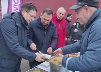 Świąteczny poczęstunek w Pabianicach. Coroczna tradycja Lewicy