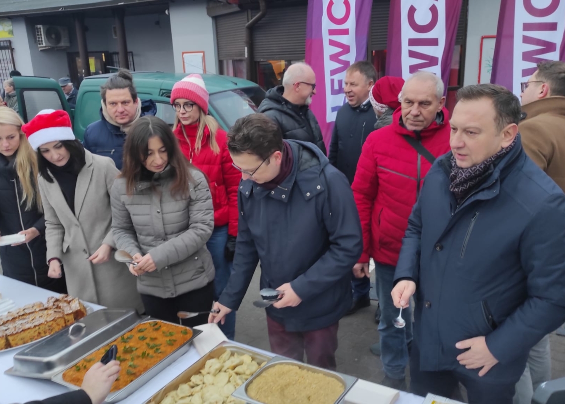 Świąteczny poczęstunek w Pabianicach. Coroczna tradycja Lewicy
