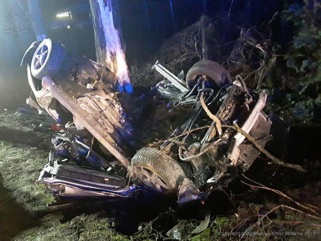 Śmiertelny wypadek w powiecie rawskim. Kierowca uderzył w drzewo