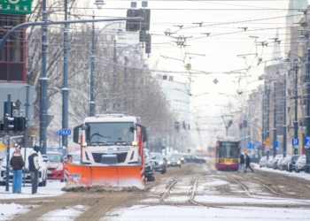 Kolejne dni walki z zimą w Łódzkiem. Są ostrzeżenia IMGW, opóźnienia na kolei, fot. S. Szwajkowski