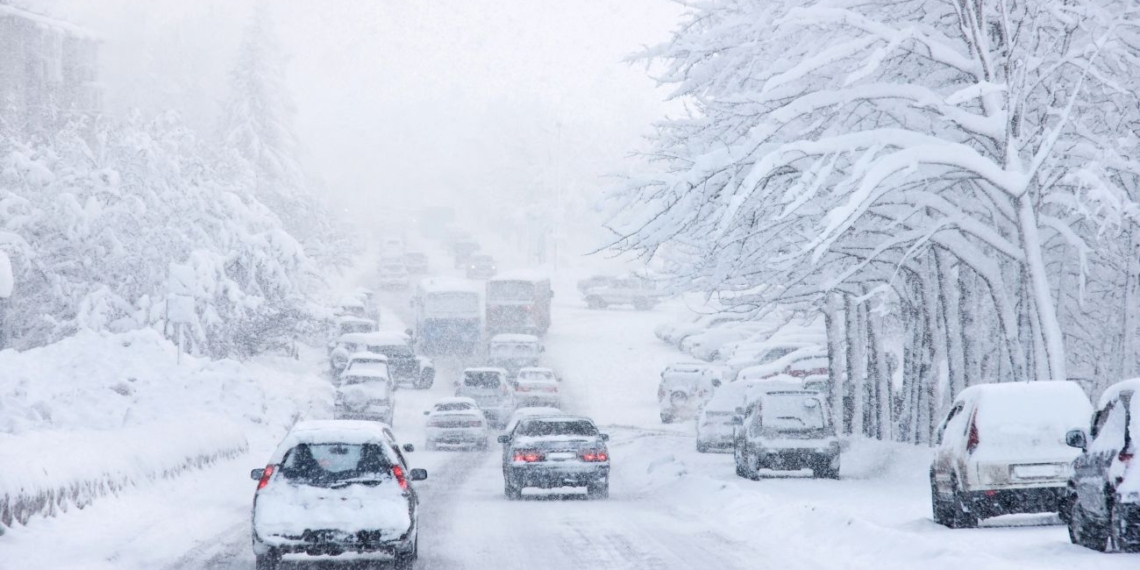 Auto zimą w mieście – jak chronić je przed solą drogową i wilgocią?