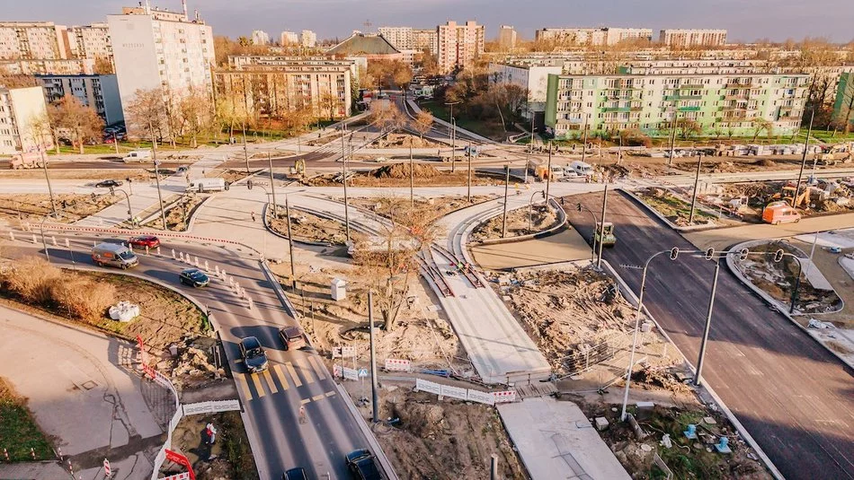 Wraca ruch na rondo Broniewskiego. Zmiany dla kierowców i pasażerów MPK [ROZKŁAD]