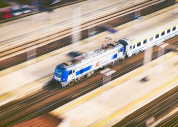 Ponad metrowy ubytek w torach w Łódzkiem. Co było przyczyną?