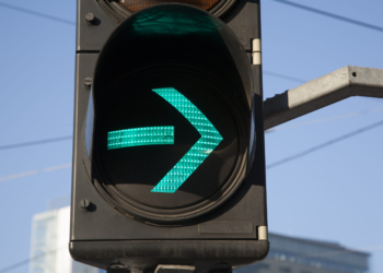 To koniec obowiązkowego zatrzymywania się przed zieloną strzałką? Ministerstwo Infrastruktury szykuje zmiany