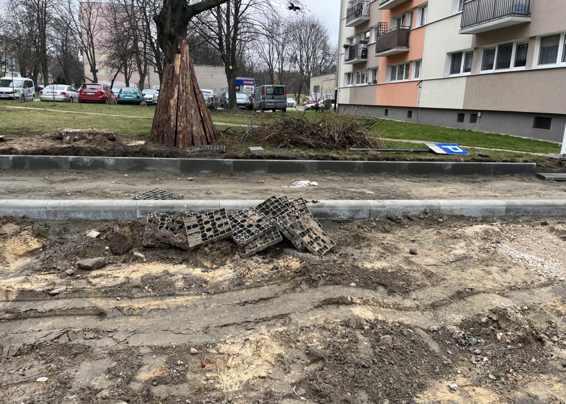 "Zielone" miejsca parkingowe kosztowały pół miliona zł. Teraz są... rozkopane 1 "Zielone" miejsca parkingowe kosztowały pół miliona zł, fot. J. Karp