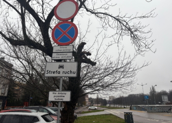 Remont placu Zwycięstwa wciąż się nie rozpoczął. Mimo zakazu, kierowcy nadal parkują między Targową a Wodną