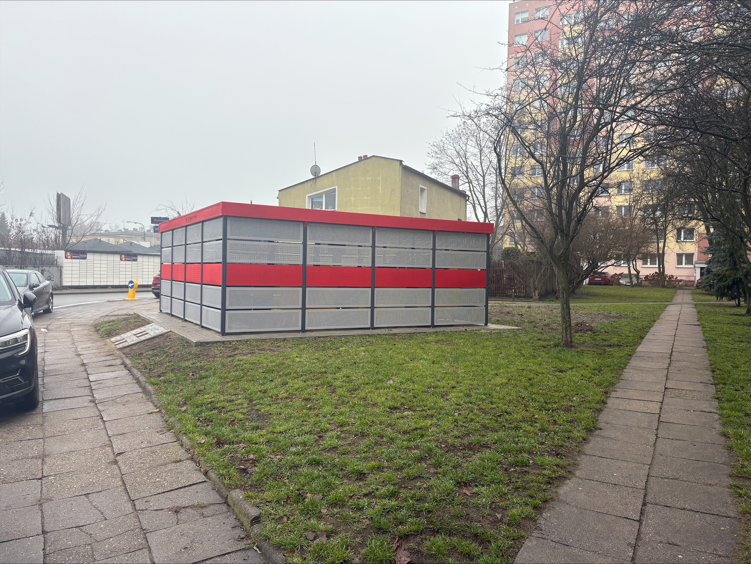 Spór o drzewo w Spółdzielni Mieszkaniowej Czerwony Rynek. Chodzi o wycinkę przy ulicy Mochnackiego
