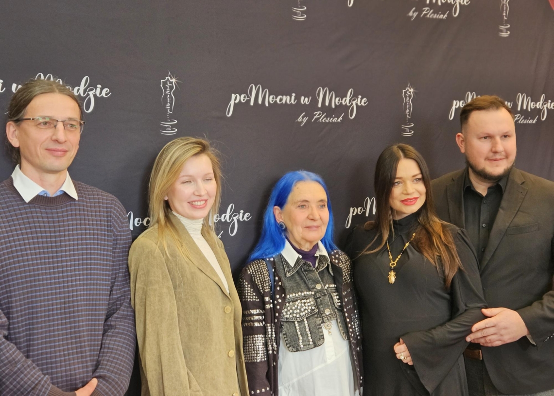 Przemysł modowy działa na rzecz potrzebujących. Gala "poMocni w Modzie"