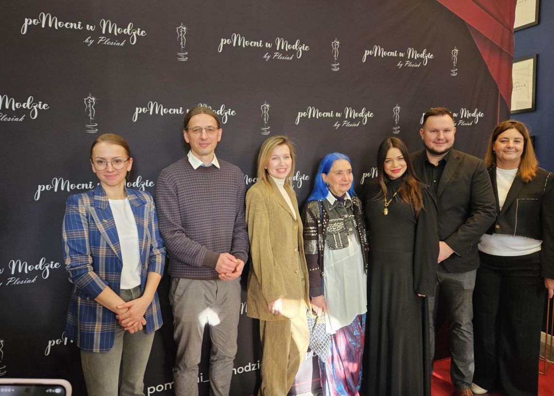 Przemysł modowy działa na rzecz potrzebujących. Gala "poMocni w Modzie"