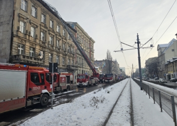 Pożar kamienicy w centrum Łodzi. Strażacy ewakuowali kobietę [ZDJĘCIA, WIDEO]