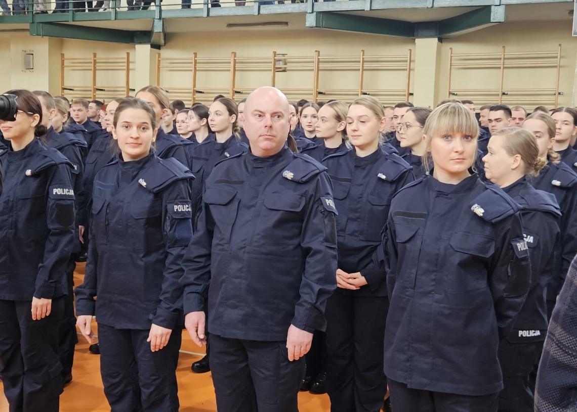 129 policjantów i 46 radiowozów. Ślubowanie nowych łódzkich funkcjonariuszy [ZDJĘCIA]