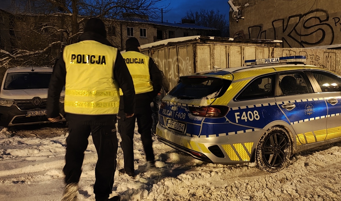 Piotrków Trybunalski: policjanci przeszukali pustostany, aby pomóc osobom w kryzysie bezdomności [WIDEO]