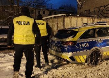Piotrków Trybunalski: policjanci przeszukali pustostany, aby pomóc osobom w kryzysie bezdomności [WIDEO]