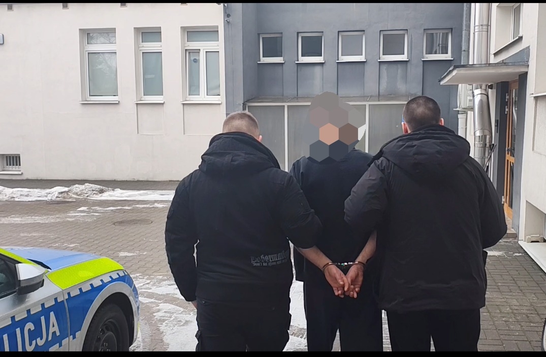 Miał ugodzić nożem kobietę i podpalić mieszkanie. Grozi mu dożywocie [WIDEO]
