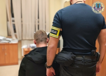 Szukali go 3 listami gończymi. Schował się pod... materacem, fot. policja