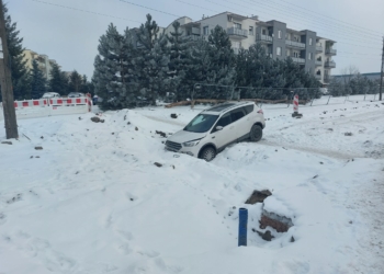 Wjeżdżają na plac budowy mimo zakazu. Kończy się to holowaniem