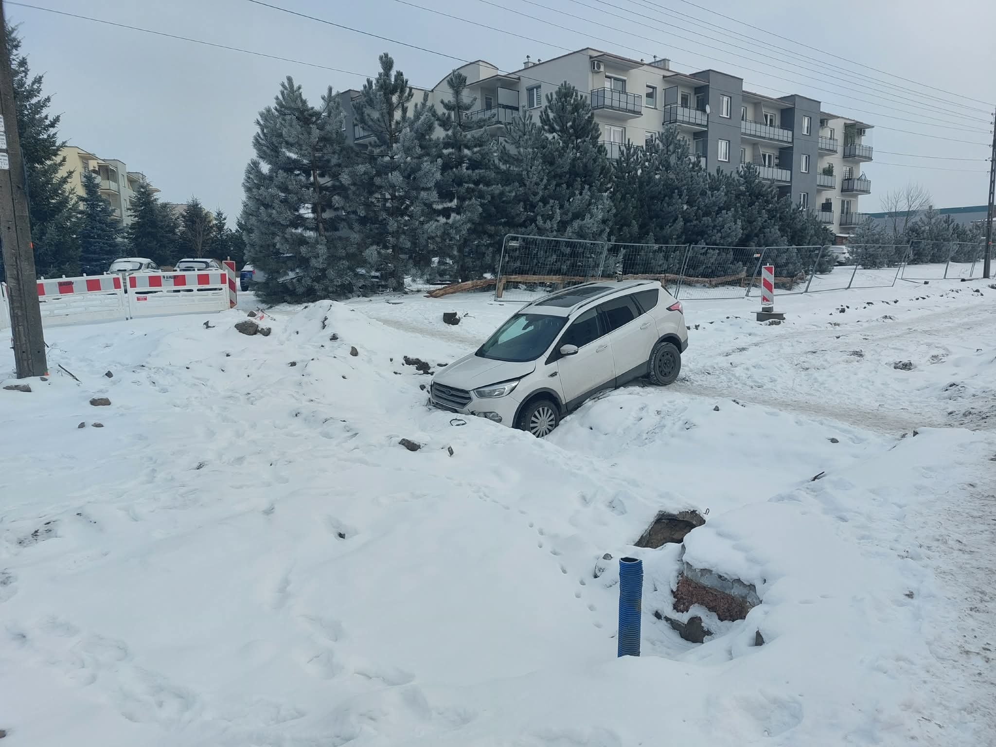 Wjeżdżają na plac budowy mimo zakazu. Kończy się to holowaniem
