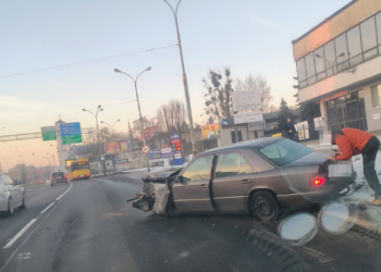 Chwile grozy na Rzgowskiej w Łodzi. Staranował słup, miał 1,5 promila alkoholu