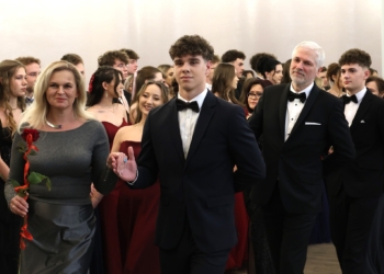 Minister edukacji i łódzki kurator oświaty zatańczyli na studniówce XXXII LO w Łodzi