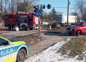 Wypadek w Pabianicach. Na ulicy rozlane paliwo