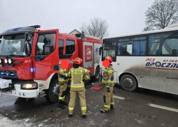 Wypadek pod Opocznem. Wóz strażacki uderzył w autokar, którym podróżowało 7 dzieci