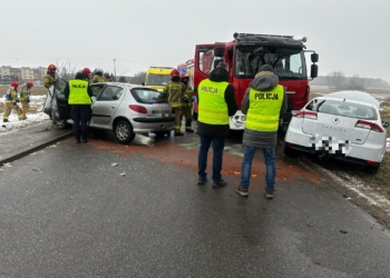 Karambol w gminie Bełchatów. 5 rozbitych samochodów, w tym wozy strażackie i karetka