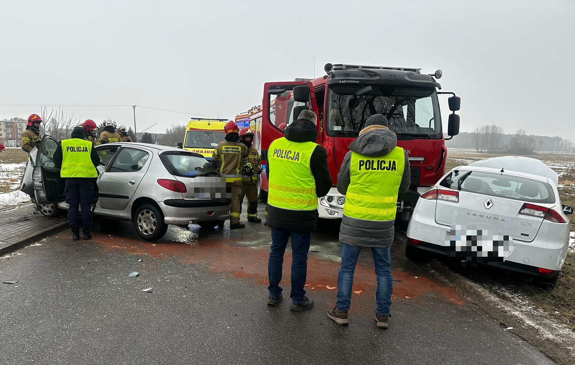 Karambol w gminie Bełchatów. 5 rozbitych samochodów, w tym wozy strażackie i karetka