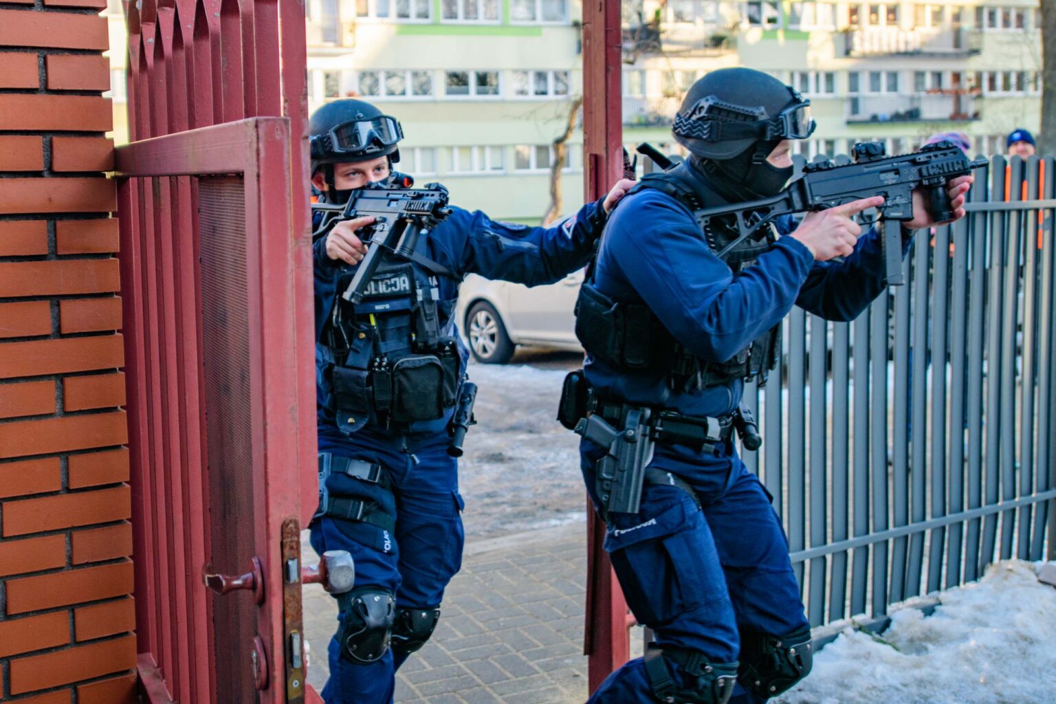 Cwiczenia kontrterrorystow w szkole fot Sebastian Szwajkowski 11