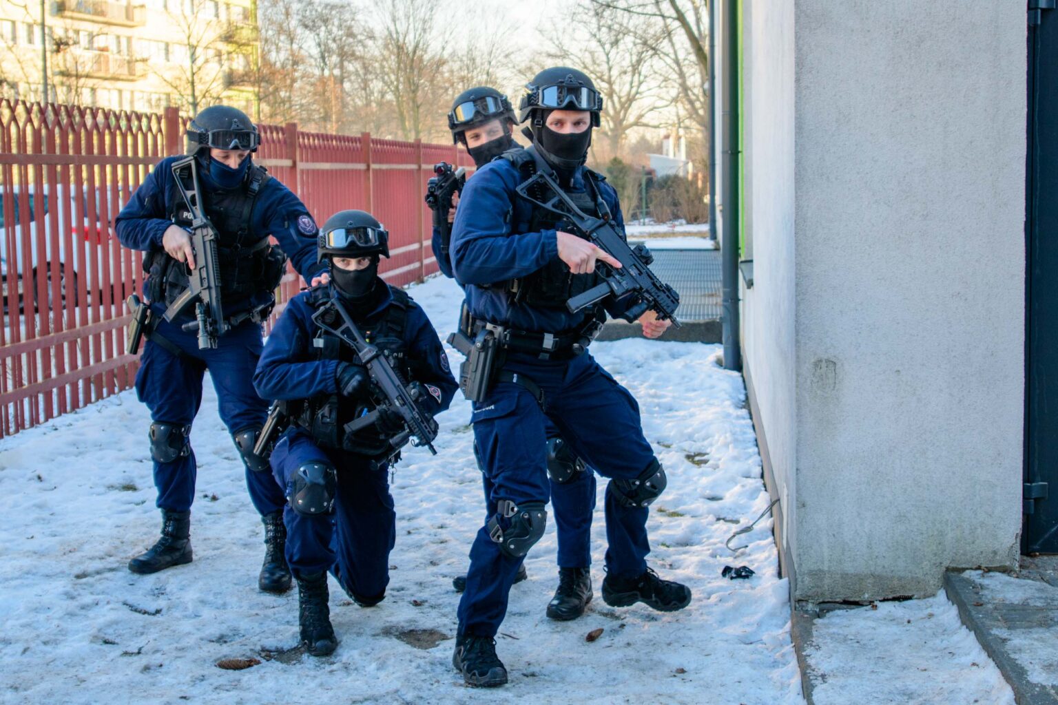 Cwiczenia kontrterrorystow w szkole fot Sebastian Szwajkowski 12