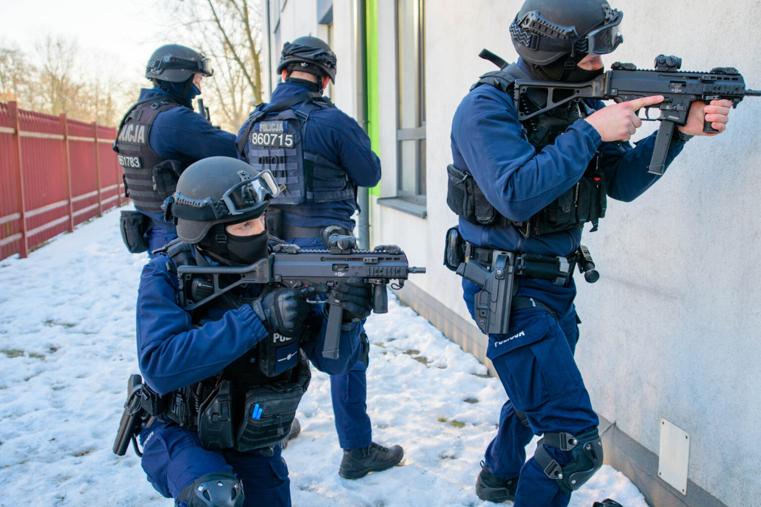 Cwiczenia kontrterrorystow w szkole fot Sebastian Szwajkowski 13